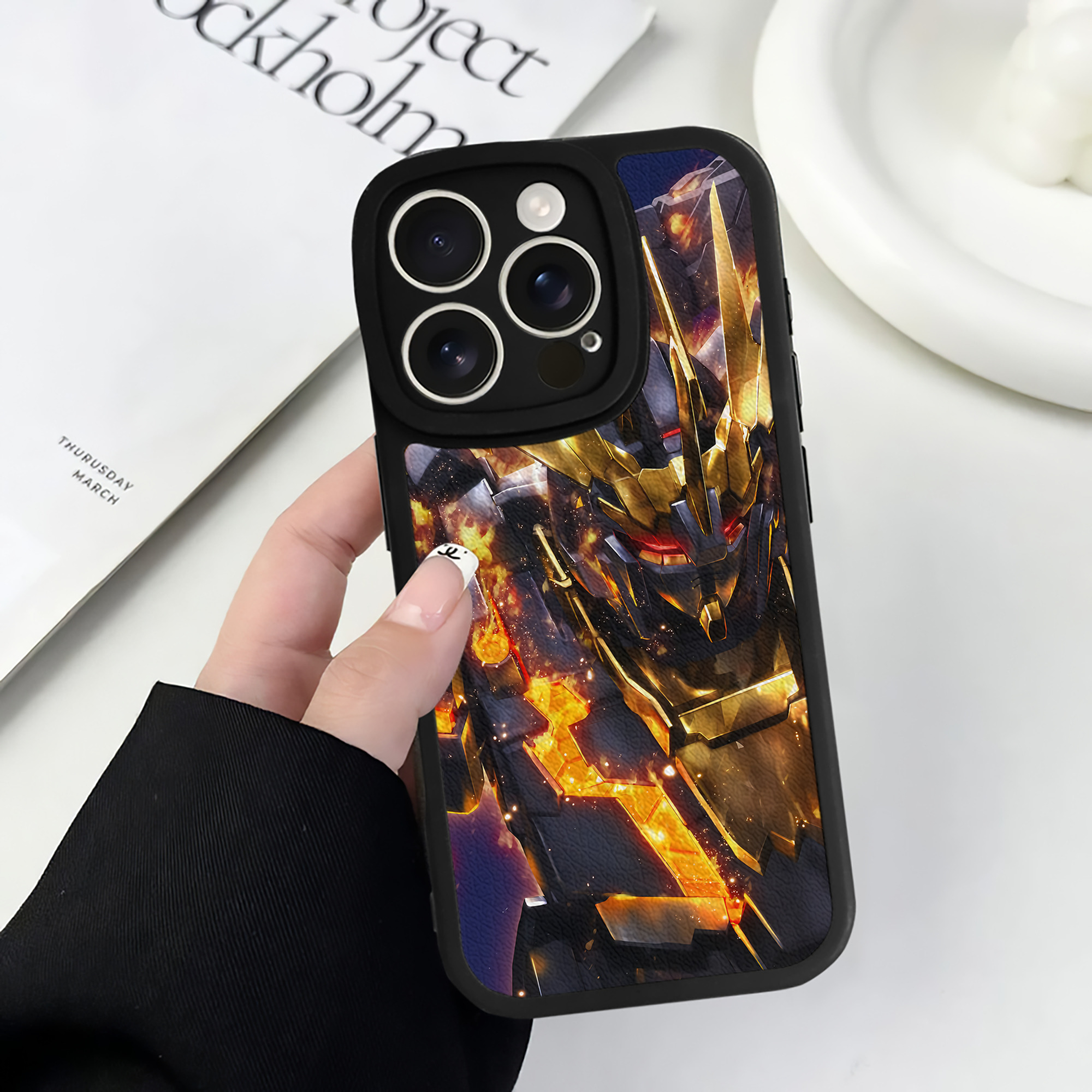 （画像用） 機動戦士ガンダム Mobile Suit Gundam 【iPhone 16シリーズ対応】シリコンスマホケース（レザー調） 材質：シリコン